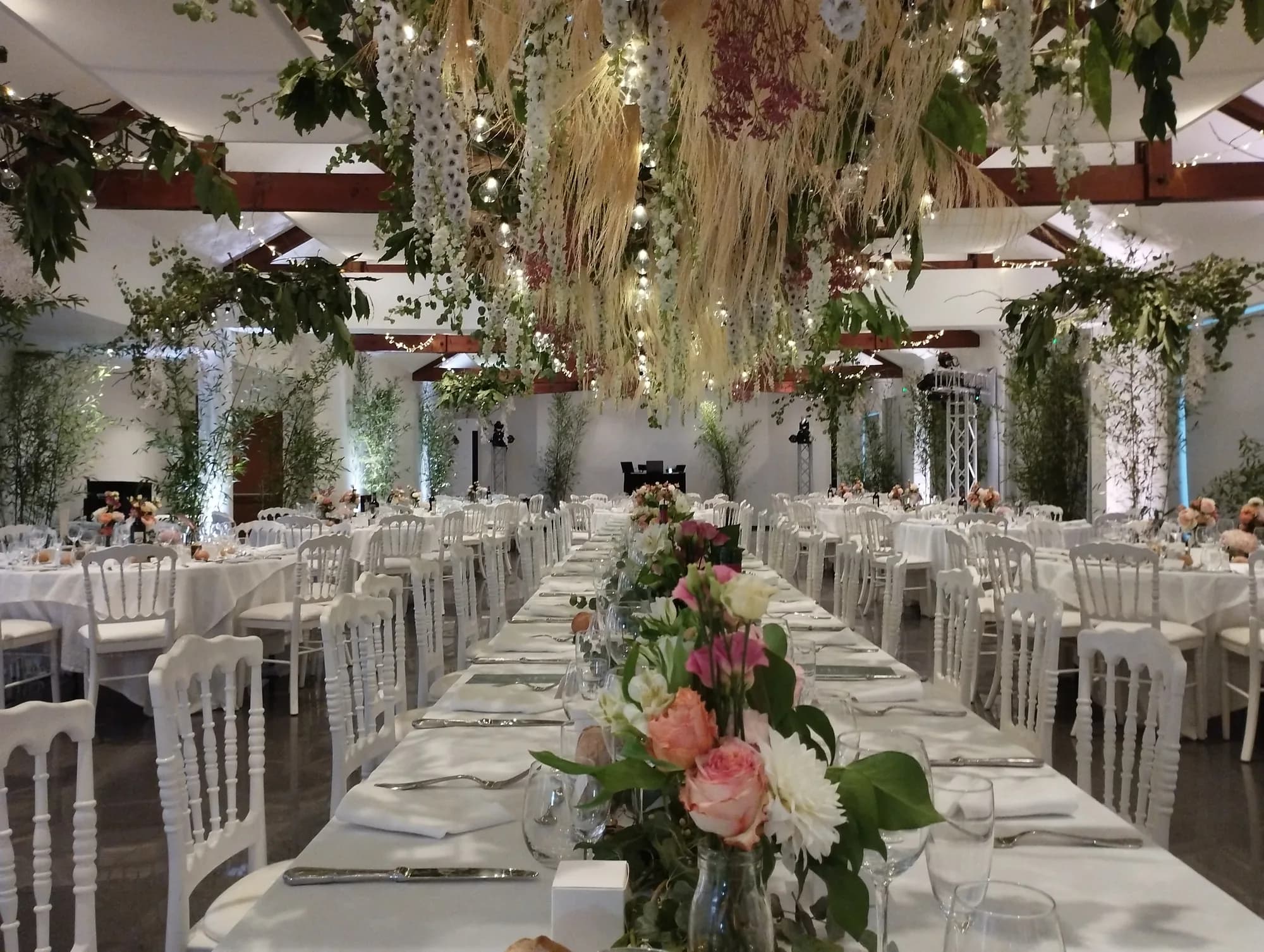 Grande Salle décorée de compositions florales